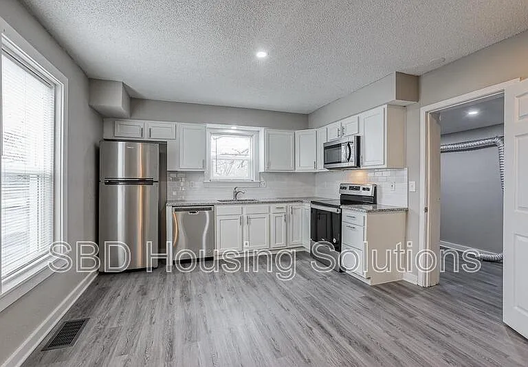 2256 S Sterling Ave — Photo 4