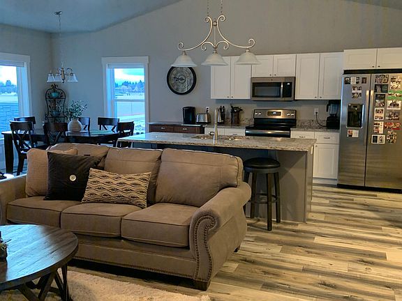 Bloomstone Goldenleaf Plan Great Room- Photo of Similar Home