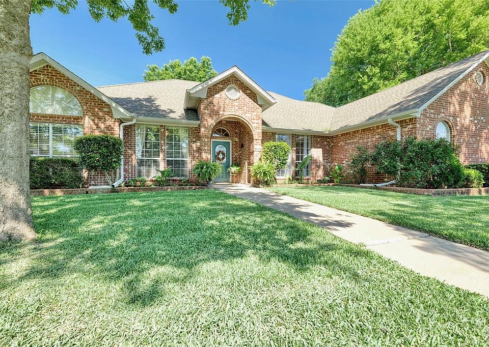 1st image of 108 Saint Andrews Cir
