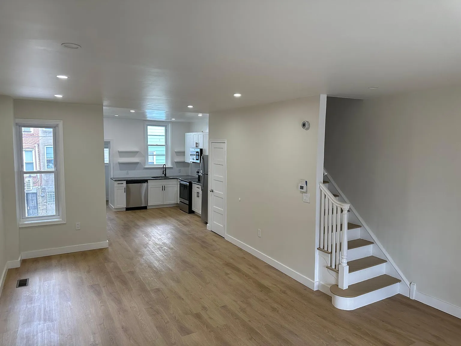 3 bed, 1000 sqft, $1,875 — Photo 2
