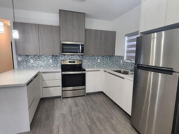 5th image of 909 W Garrison Dr APT 1