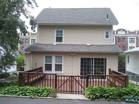 3rd image of 654 Lincoln Ave