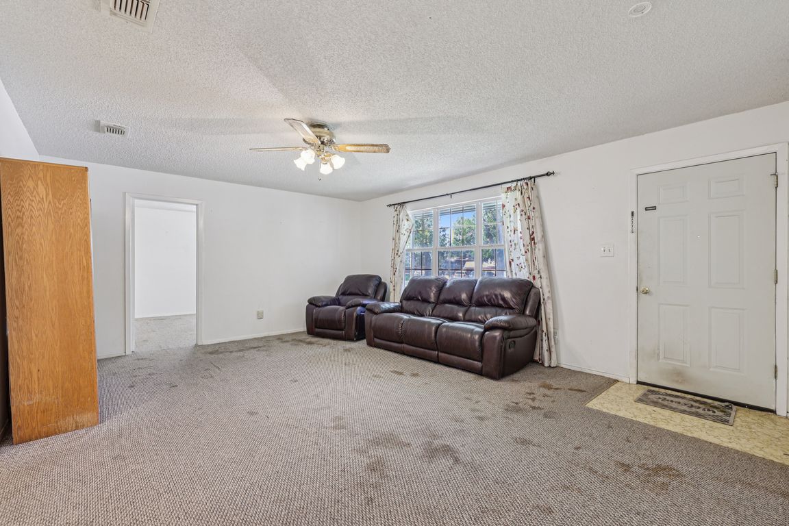 Circle Dr-S2407-007.jpg