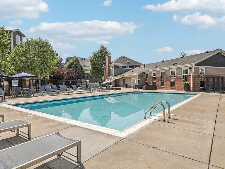 Bear Valley Park Apartments — Photo 11
