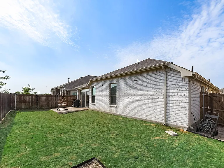 814 Bluewood St — Photo 13