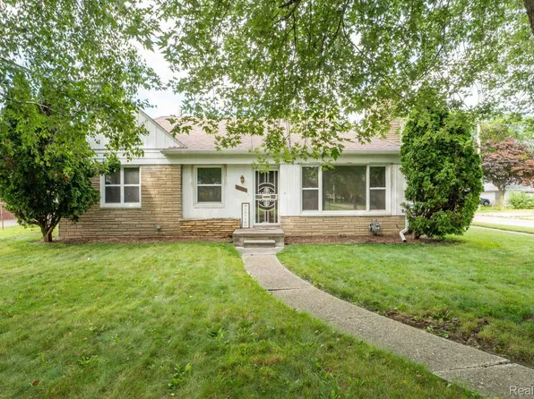 20075 Roscommon St, Harper Woods, MI 48225