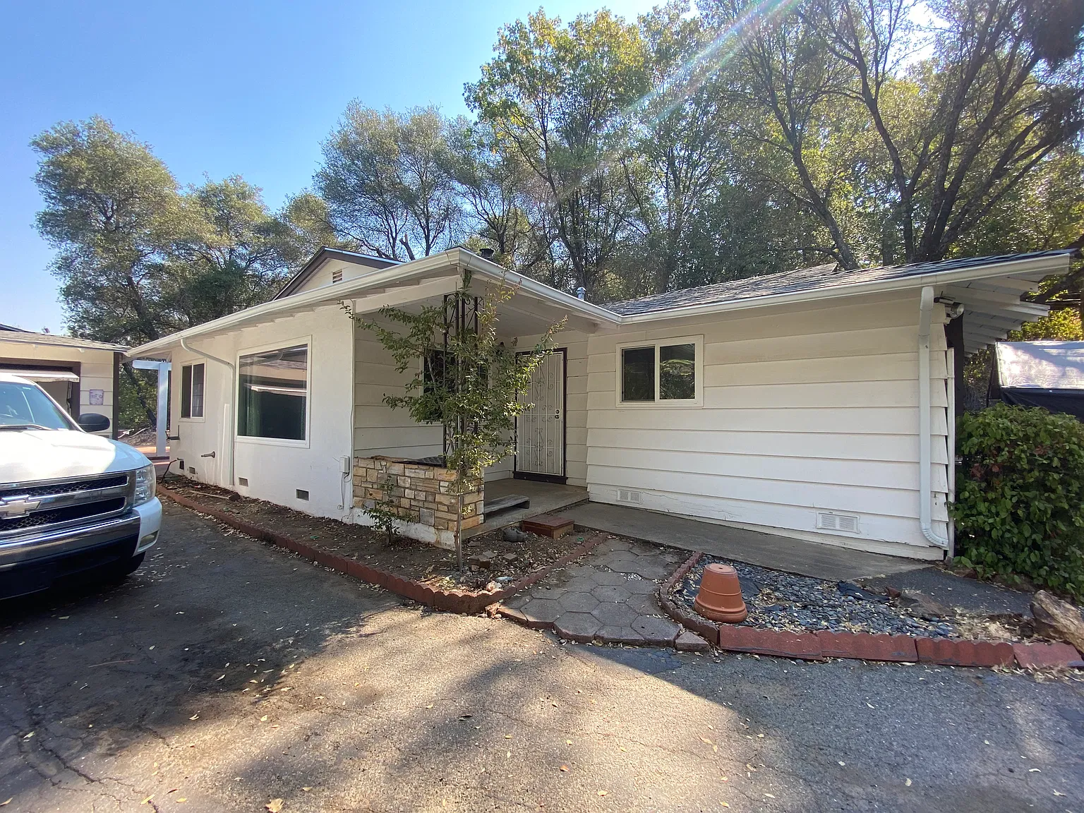 3 bed, 1299 sqft, $2,400 — Photo 2