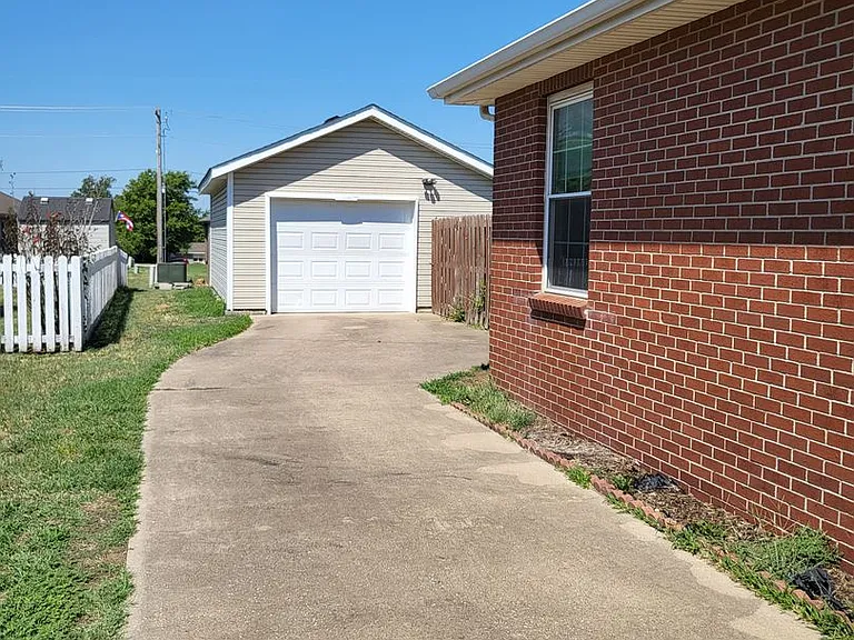 1908 Chris Ln #1910 — Photo 16