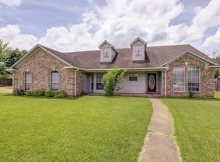 32 Lacey St, Hooks, TX 75561
