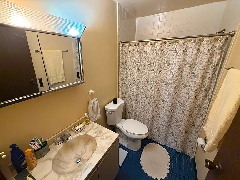 Regis Apartments — Photo 10