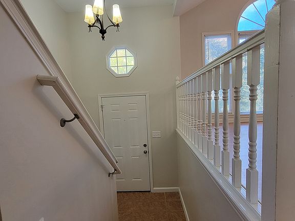 4th image of 399 Garretts Dr