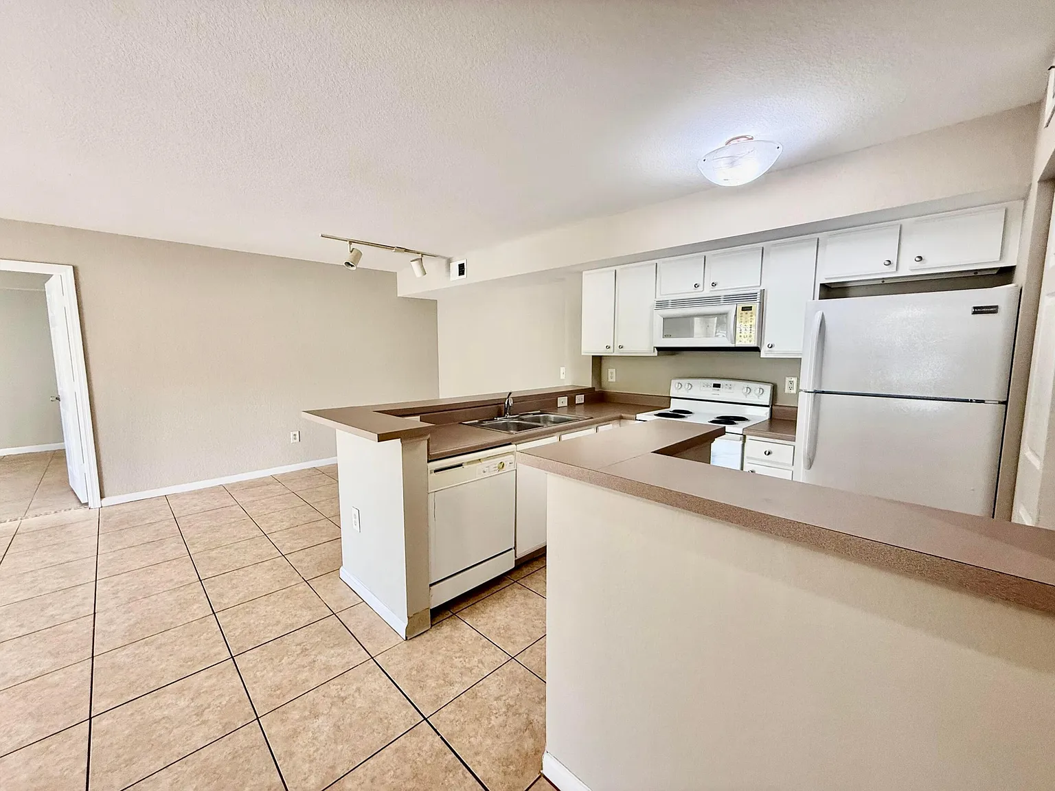 2 bed, 2.0 bath, 1033 sqft, $1,800 — Photo 2