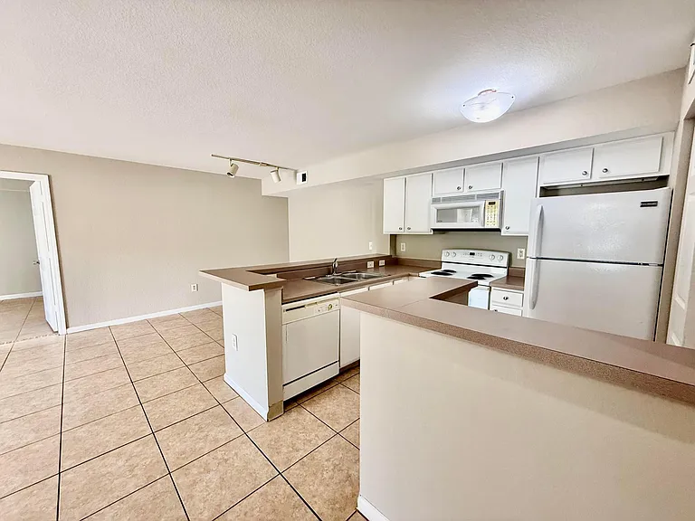 181 SW Palm Dr #103 — Photo 2