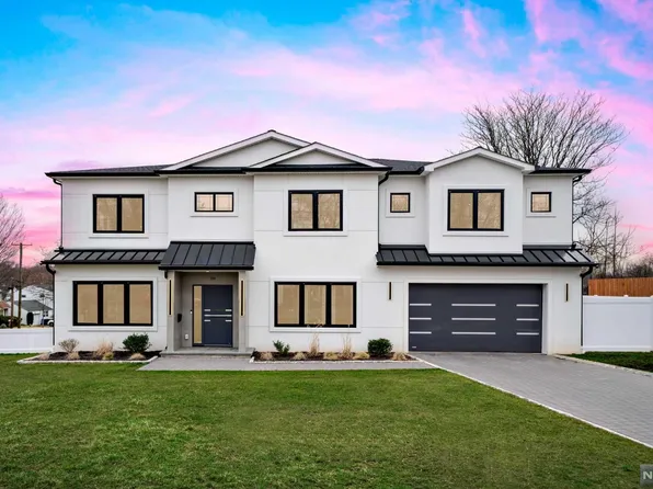 194 Lawrence Dr, Paramus, NJ 07652