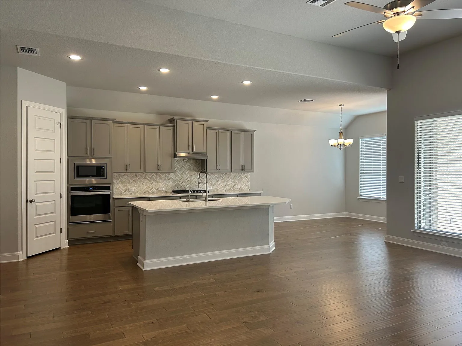 4 bed, 3.0 bath, 2607 sqft, $3,350 — Photo 4