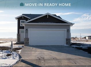 983 David Dr, Grand Forks, ND 58201