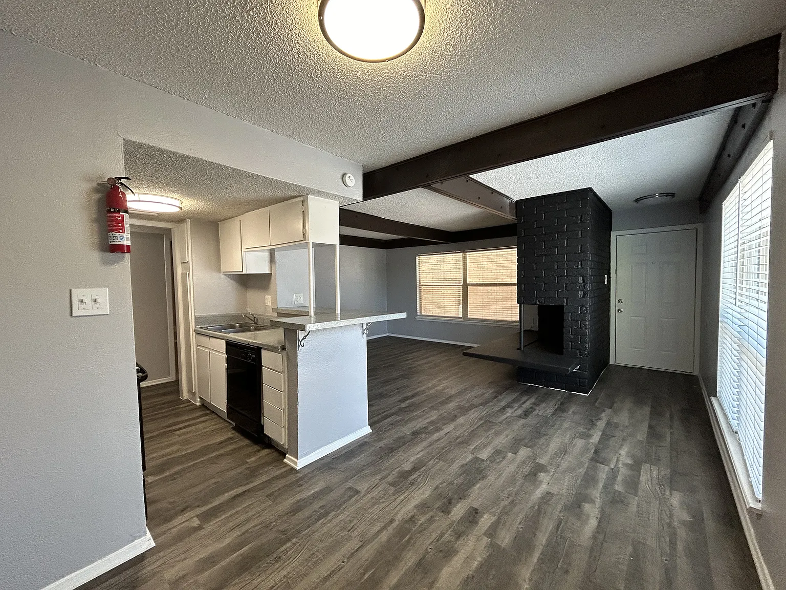 El Jardin Apartments — Photo 4