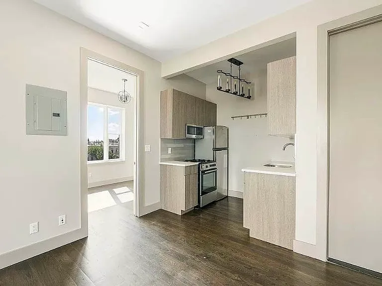 83 Stanhope St #4B — Photo 1