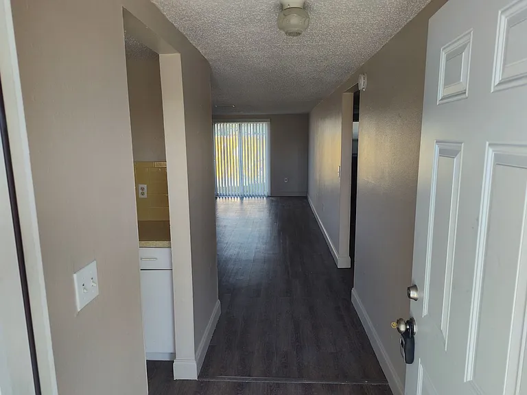 4136 Shoreline Dr — Photo 2