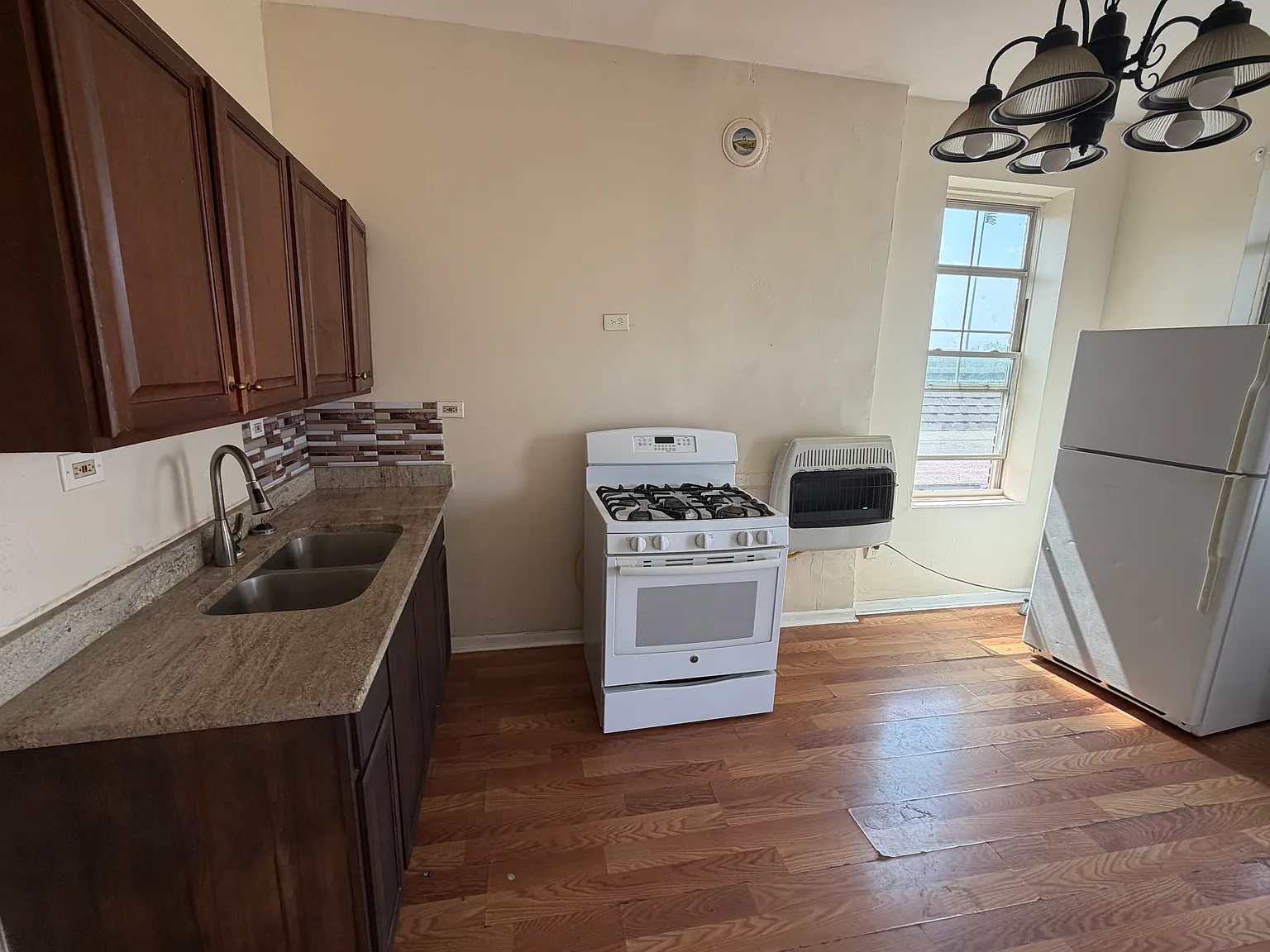 2 bed, 1000 sqft, $1,300 — Photo 2