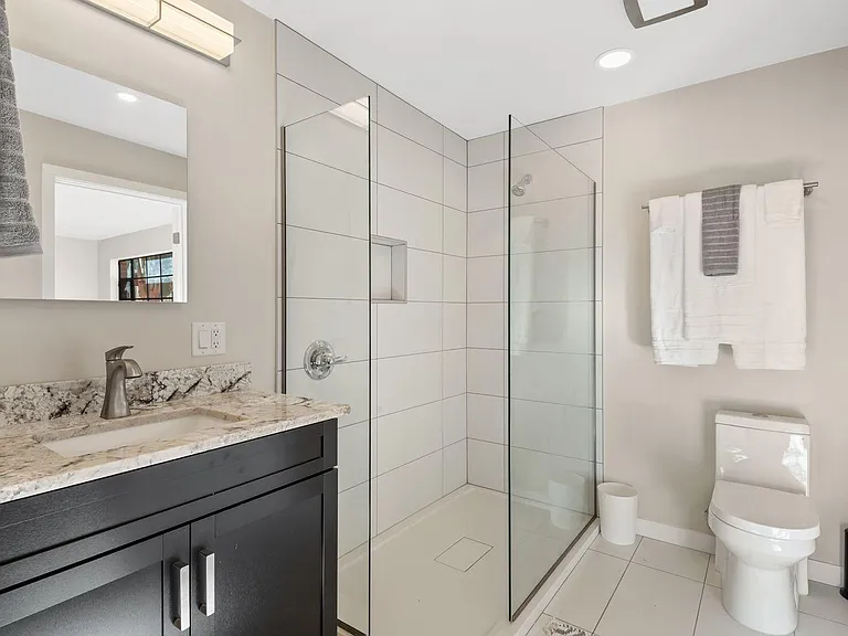 1322 E Miles St — Photo 10