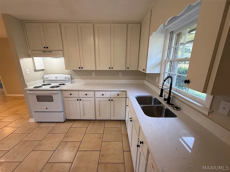 113 Lori St — Photo 5