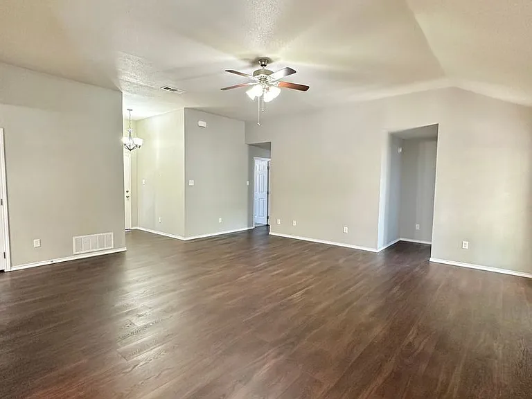 2315 Windy Cir — Photo 3