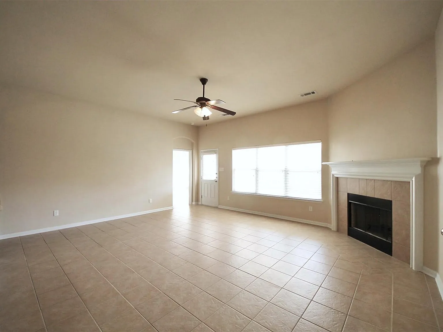 3 bed, 2.0 bath, 2045 sqft, $2,095 — Photo 4