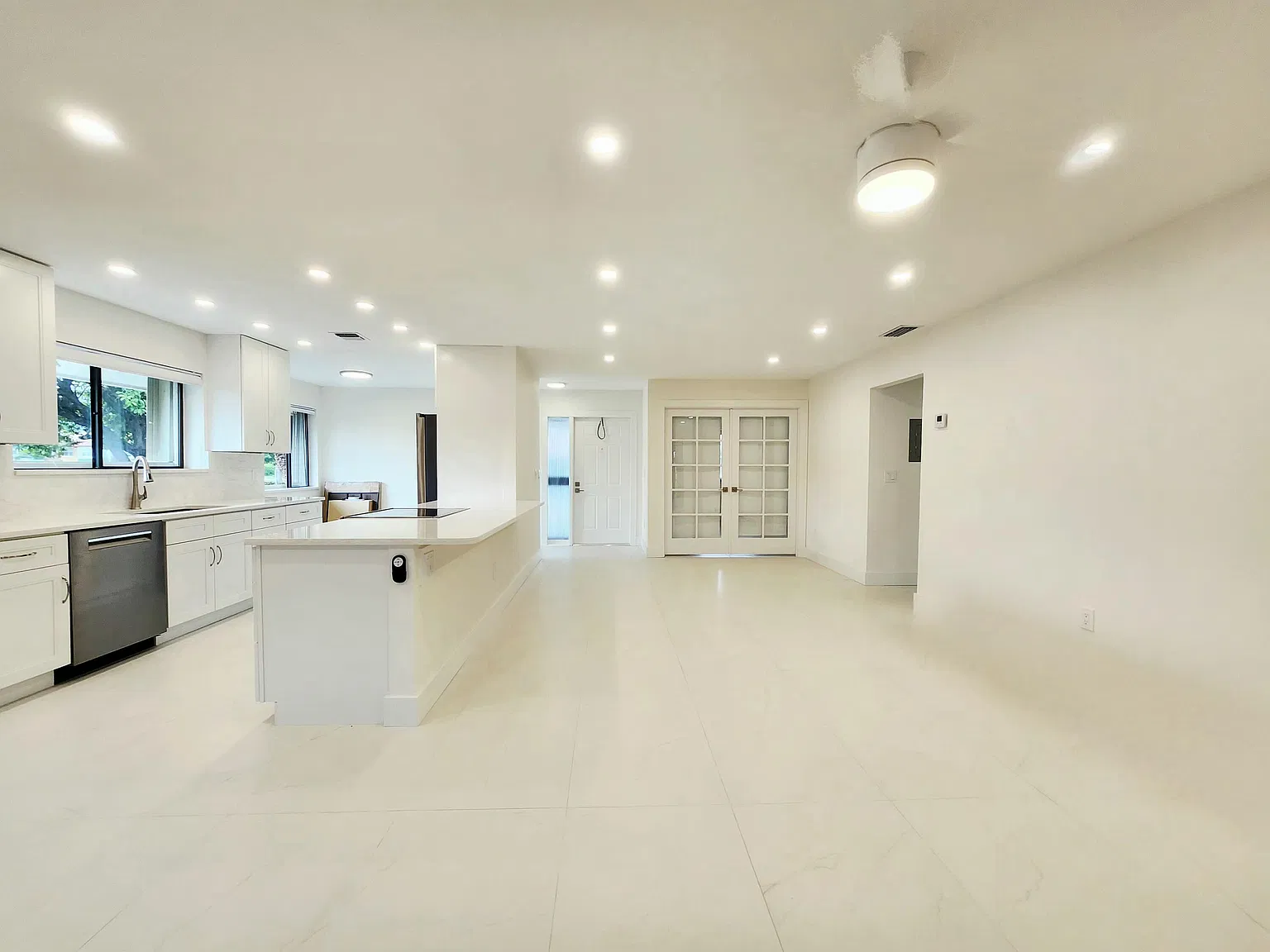 3 bed, 2.0 bath, 1413 sqft, $3,800 — Photo 3