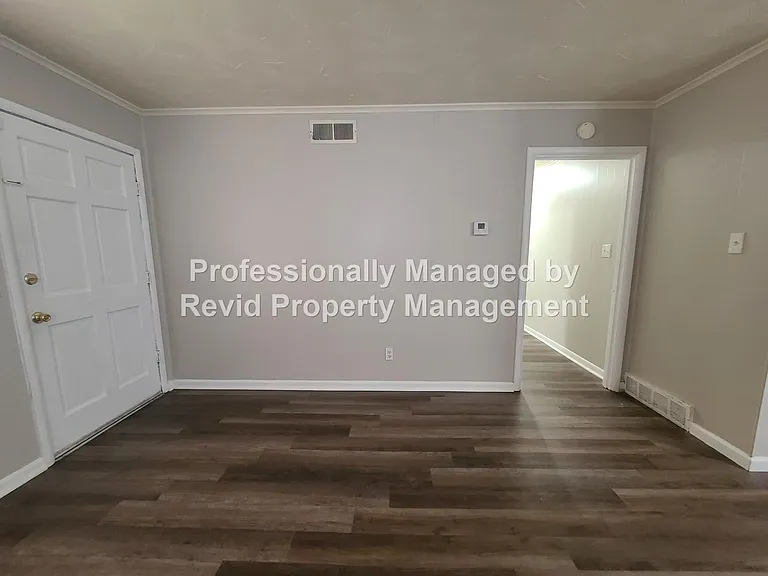744 Lester St — Photo 3