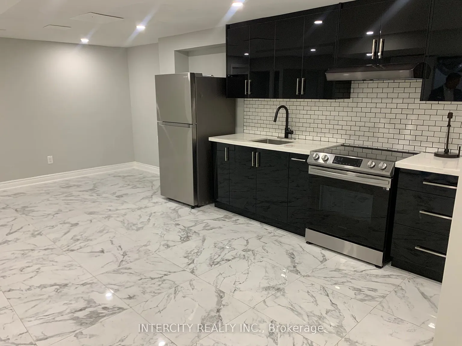 3 bed, $2,000 — Photo 2