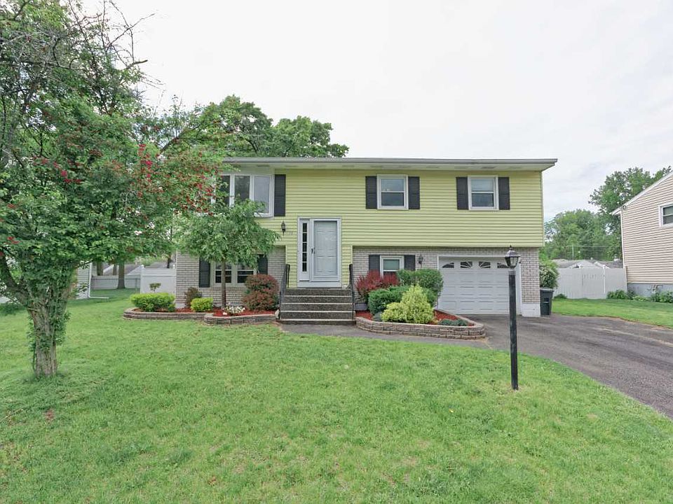 1st image of 10 Lynn Dr