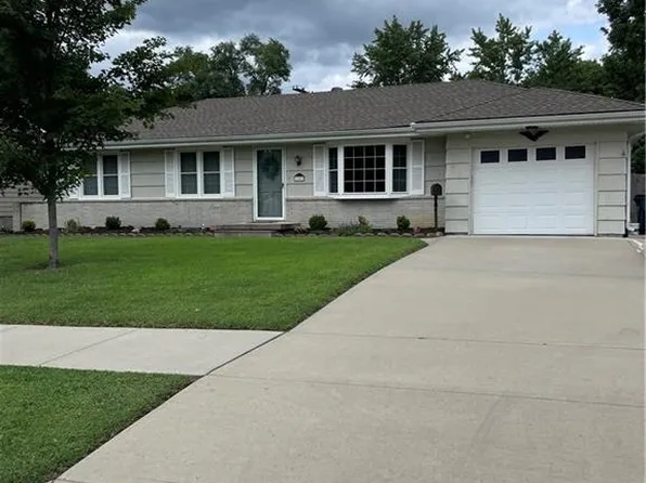 1202 E Willow Dr, Olathe, KS 66061