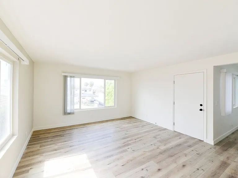 239/241 Avenida Pelayo — Photo 8