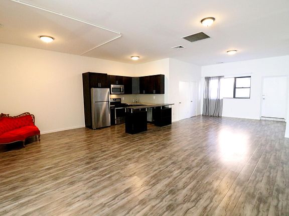 4th image of 586 Bay St