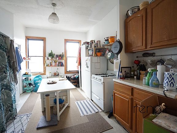 3rd image of 114 Walton St APT 9