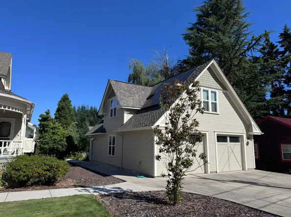 3635 5th St, Hubbard, OR 97032