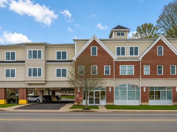 441 Washington St APT 305, Dedham, MA 02026