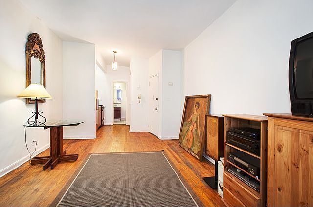 2nd image of 203 E 89th St APT 3A