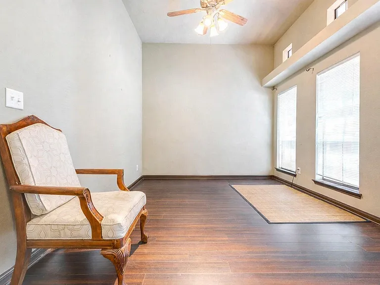 940 Oak Lynn Dr — Photo 3