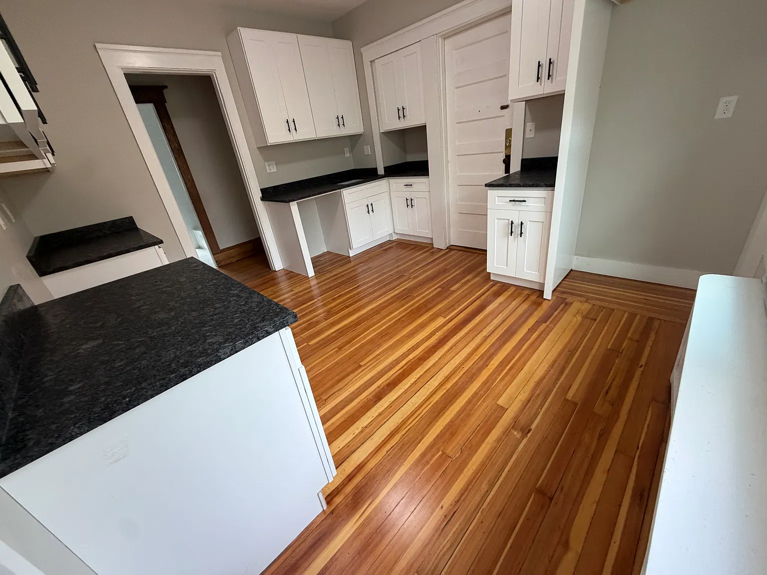 6 bed, 2300 sqft, $3,195 — Photo 3