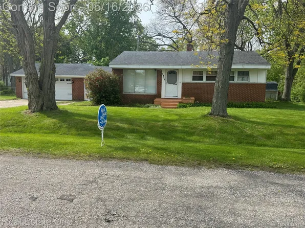 4865 Ross Dr, Waterford, MI 48328