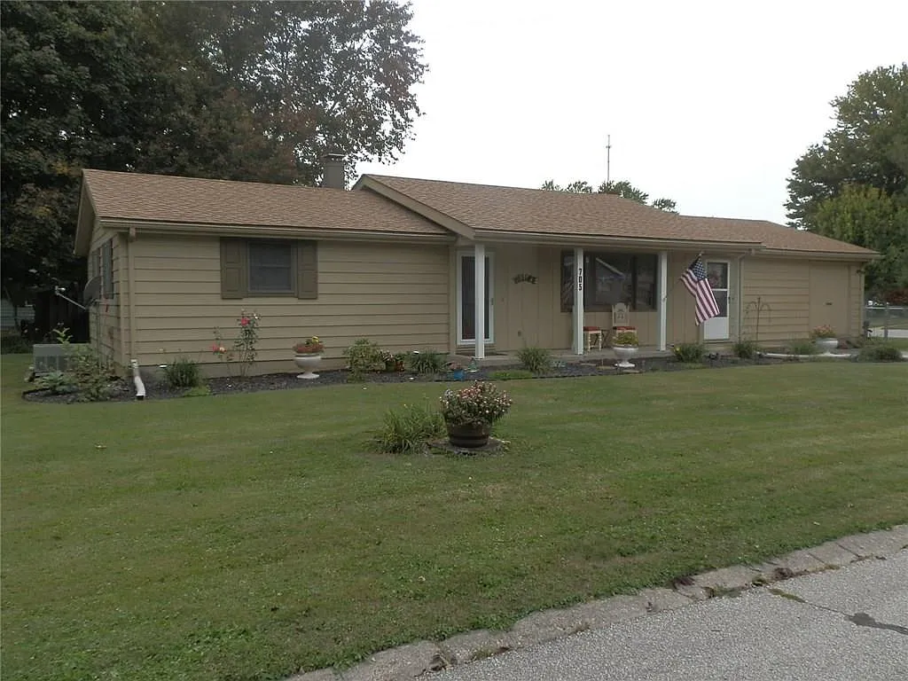 705 Winthrop Dr photo 1