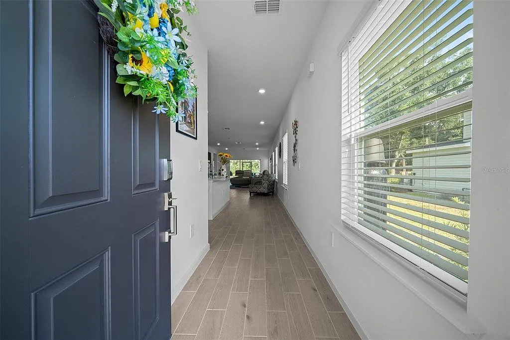 3 bed, 2.5 bath, 1966 sqft, $2,200 — Photo 2