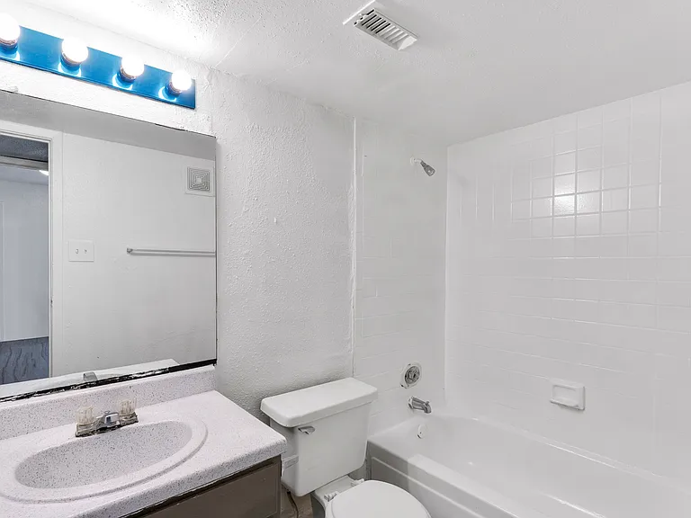 Villa Nueva Apartments — Photo 31