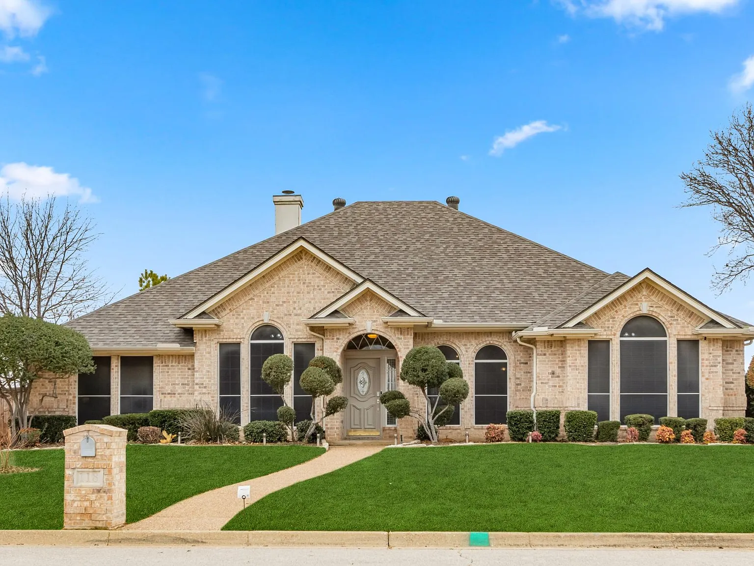118 W Greenbriar Ln — Photo 1