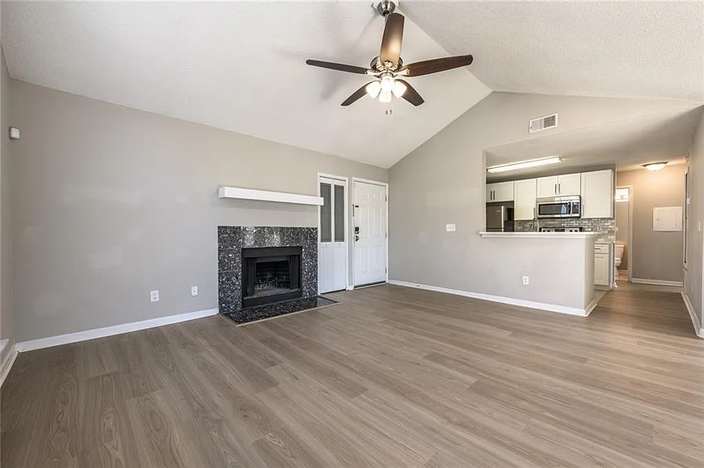 3 bed, 2.0 bath, 950 sqft, $1,950 — Photo 4