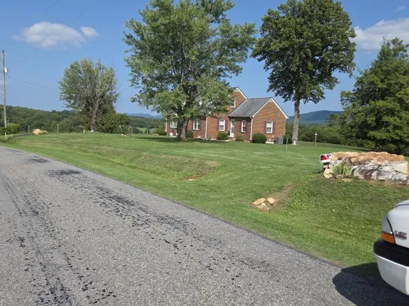 824 Crooked Oak Rd, Rocky Mount, VA 24151