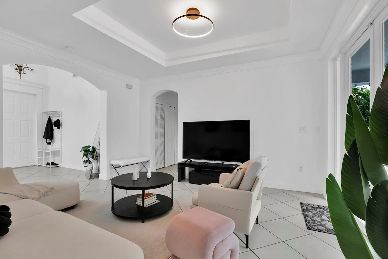 4 bed, 2.0 bath, 2540 sqft, $9,375 — Photo 2