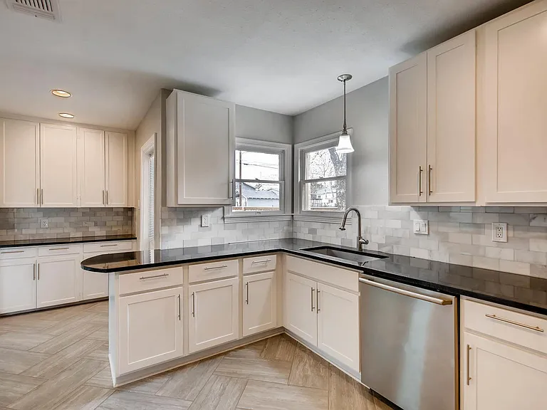 405 Quentin Dr — Photo 10